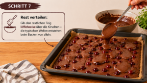 Rest verteilen: Gib den restlichen Teig löffelweise über die Kirschen – die typischen Wellen entstehen beim Backen von allein.
